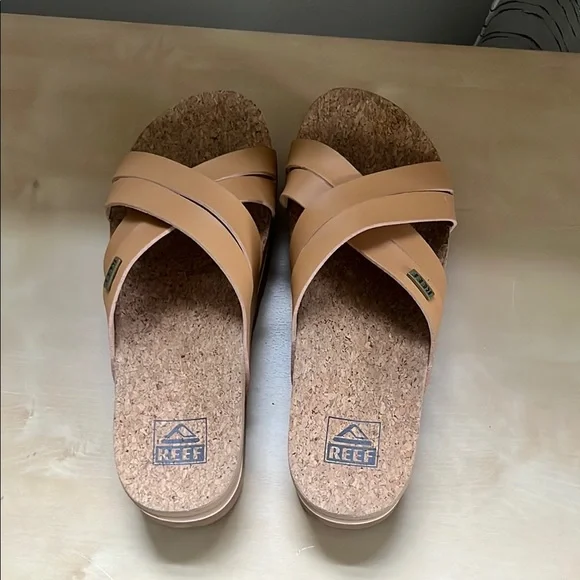 Reef Tan Sandals with Criss-Cross Straps and Platform Sole - Picture 2 of 3